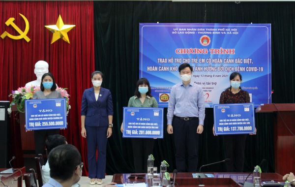 Hà Nội hỗ trợ hơn 1 tỷ đồng cho trẻ em có hoàn cảnh đặc biệt vượt qua đại dịch COVID-19